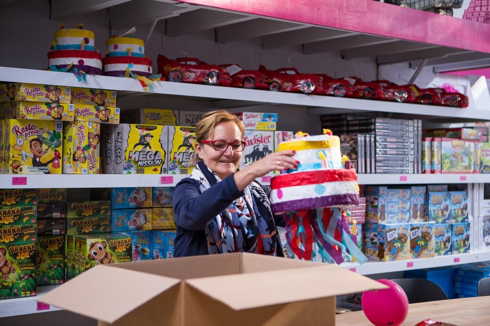 Verjaardagspakketten voor kansarme kinderen inpakken bij Feestvarken vzw: je kan het boeken bij De Warmste Teams als teambuilding, net zoals tientallen andere activiteiten.