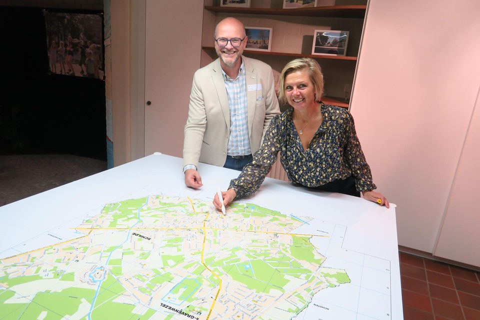 Sportschepen Pascale Gielen, hier met burgemeester Dirk Bauwens, gaat op zoek naar een nieuwe locatie voor ‘haar’ sporthal, al komt het terrein naast het atheneum ook nog altijd in aanmerking.