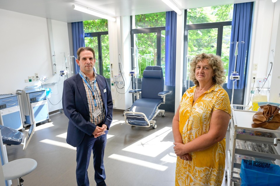 Hans Prenen, diensthoofd oncologie en hoofd van UNICCRA, samen met patiënte Anita in een van de nieuwe ruimtes. 