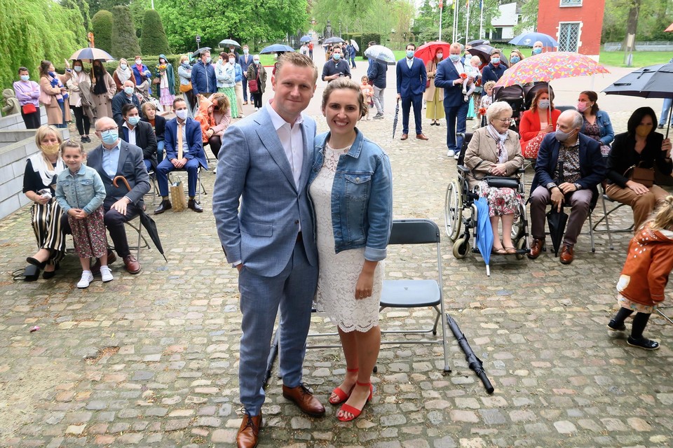 Huwelijk van Jolien en Pieter-Jan in de regen met mét vijftig familieleden en vrienden op de pui van het kasteel van Schoten.
