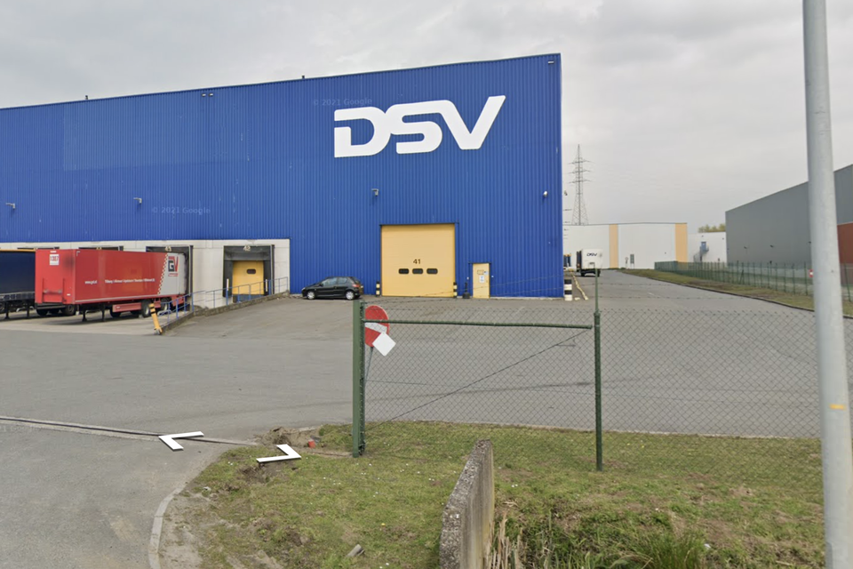 Het incident gebeurde achter deze loods van DSV in het Schoonmansveld. 