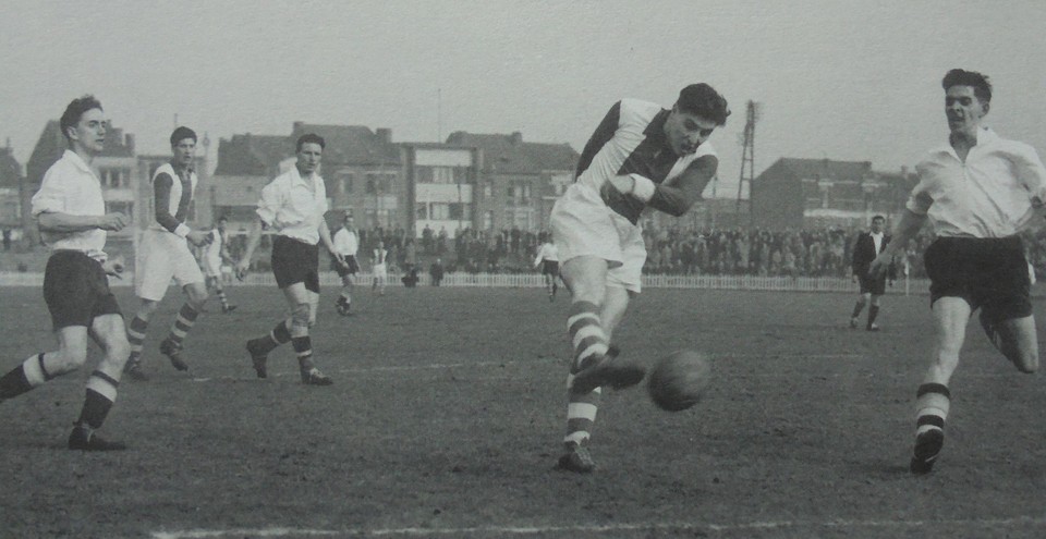 Tijdens een wedstrijd tegen Olympic Charleroi in 1951 schiet Racing-speler Rik De Saedeleer op doel. 