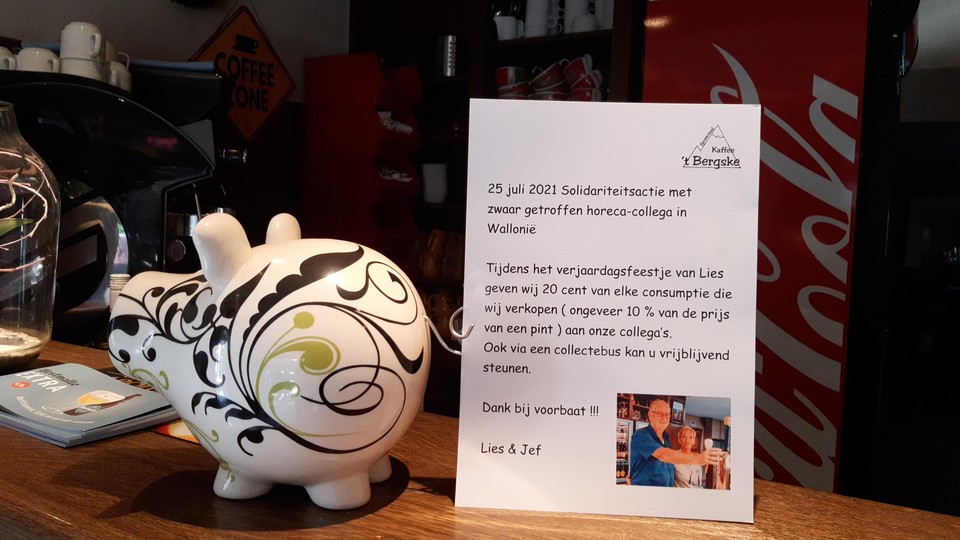 In het café staat ook een collectebus voor een getroffen horecabaas in Verviers.