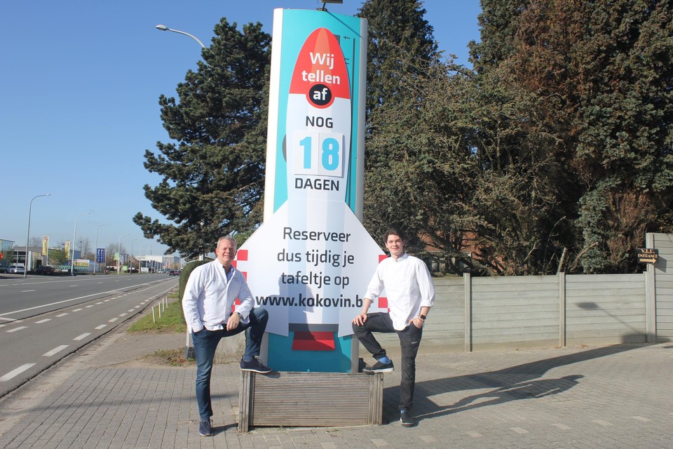 Dominik (rechts) en zijn zoon Francis willen met de raket hun zaak extra in de kijker zetten.