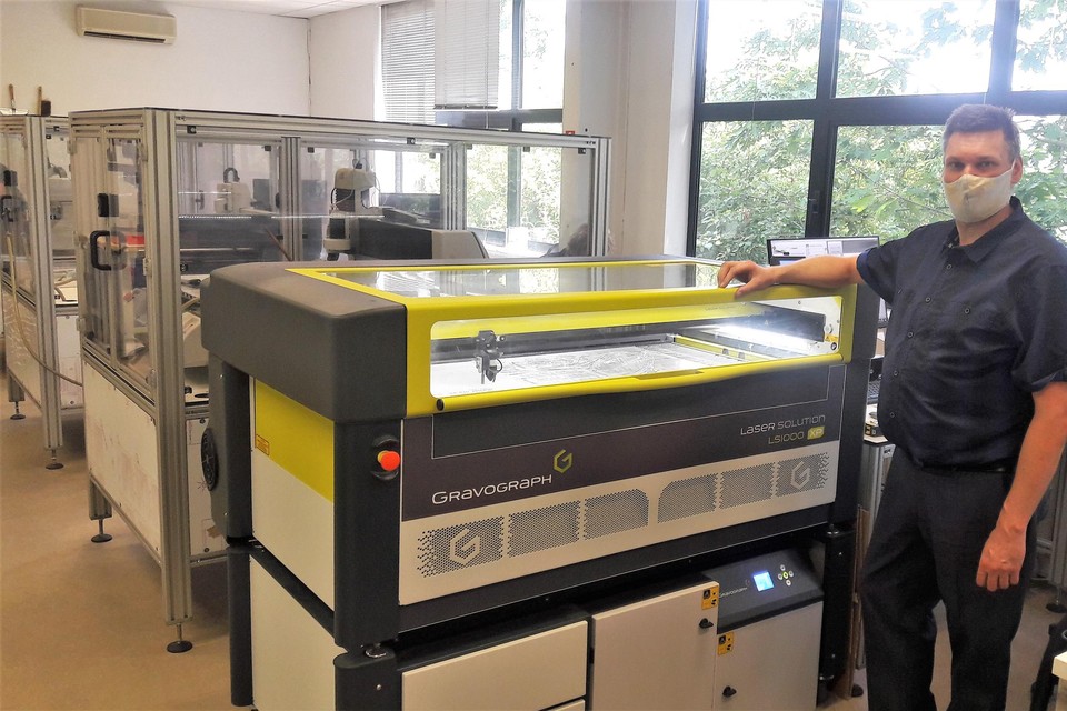 Stefan De Vos demonstreert de lasergraveermachine, het nieuwe paradepaardje van De Dageraad.