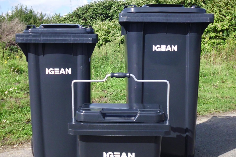 De nieuwe restafvalcontainers van Wijnegem, die vanaf 1 mei een plaatsje moeten vinden bij elk gezin. Eén te kiezen formaat toch.