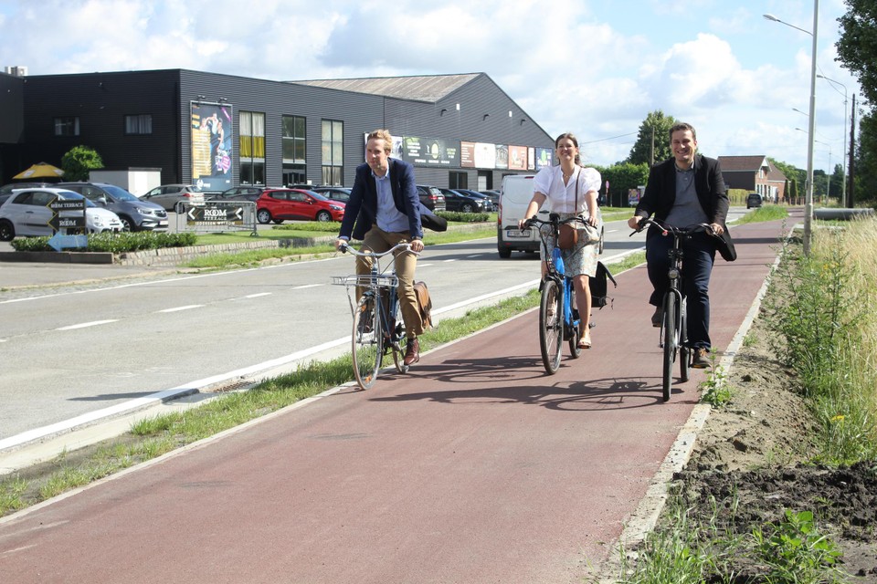 Schepen Bert Wollants (Lier), burgemeester Sofie Joosen (Duffel) en burgemeester Rik Verwaest (Lier) rijden vlotjes over het nieuwe fietspad naar Duffel. 