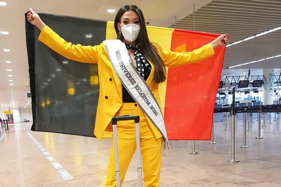 Dhenia Covens vertrok in een stemmig gele outfit donderdag vanuit de luchthaven van Zaventem naar Florida.