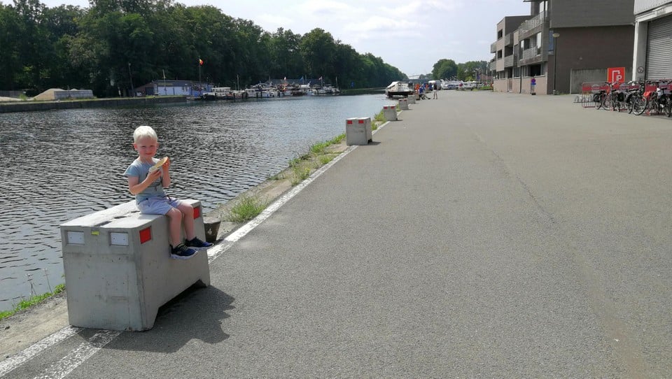 De betonblokken staan op regelmatige afstand van elkaar.