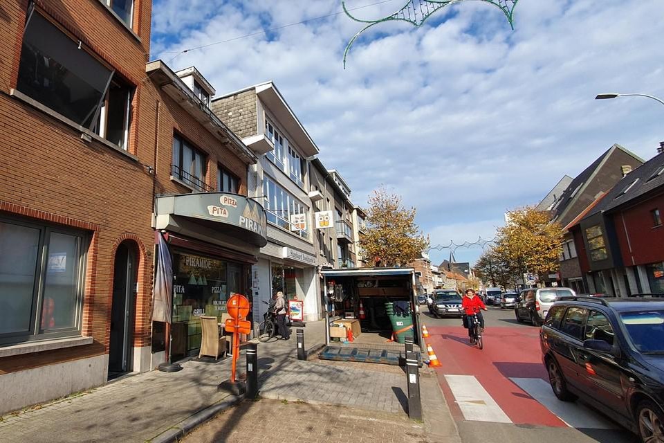 De cannabisplantage werd ontdekt in een huurhuis naast een pizzazaak.