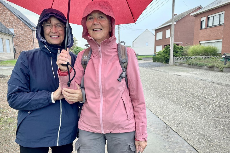 Sonja De Backer en Cecile Salien zijn het al gewend dat het kruispunt van Hooilaar met de Westmeerbeeksesteenweg geregeld moet worden afgesloten bij hevige regen. 