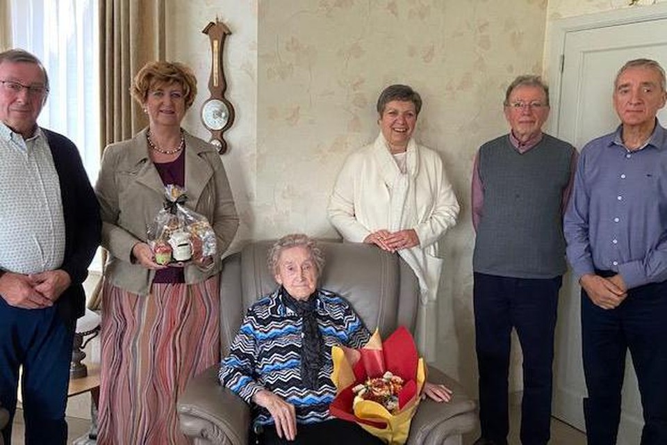 De 103-jarige Plien Tops uit Poederlee geniet van haar verjaardag samen met haar drie zonen, burgemeester Marleen Peeters en gemeenteraadsvoorzitter Greet Dekkers. 