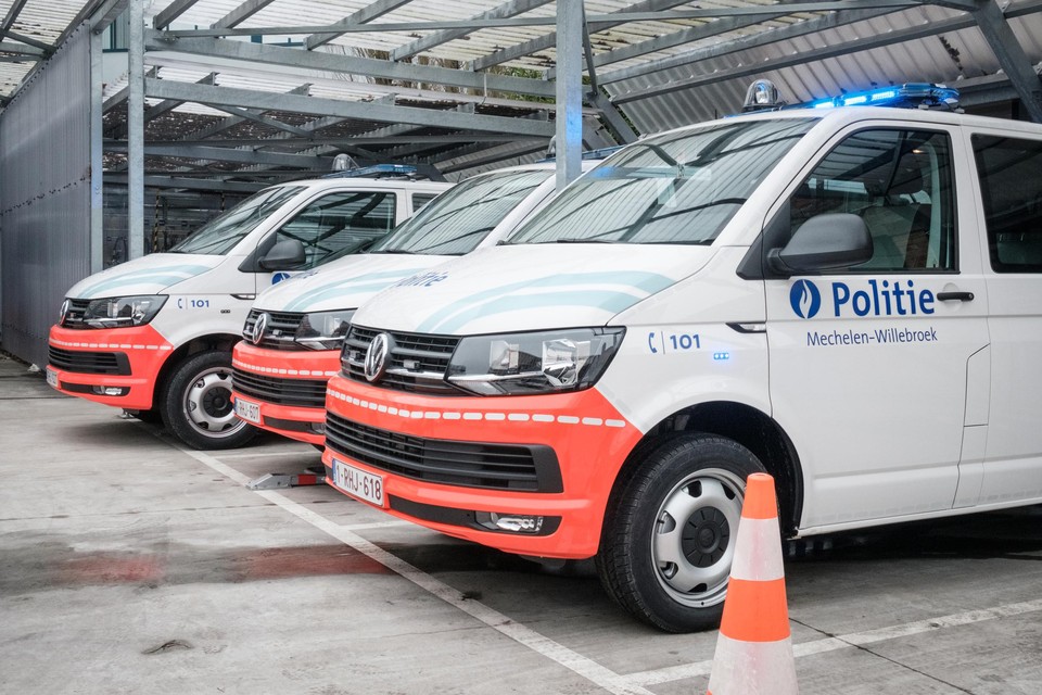 De man spuwde op een politiecombi, maar ook naar twee politiemensen.