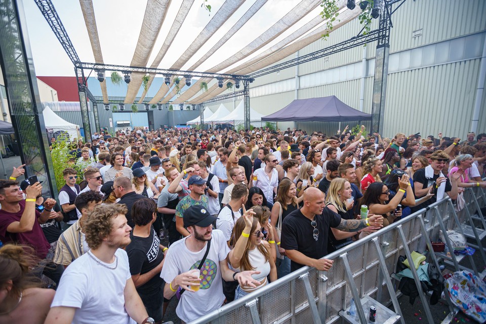 Afgelopen weekend konden festivalgangers zonder coronamaatregelen, maar met testen of vaccinatiebewijs uit de bol gaan op het dance-event MODUL’AIR in Gent. 