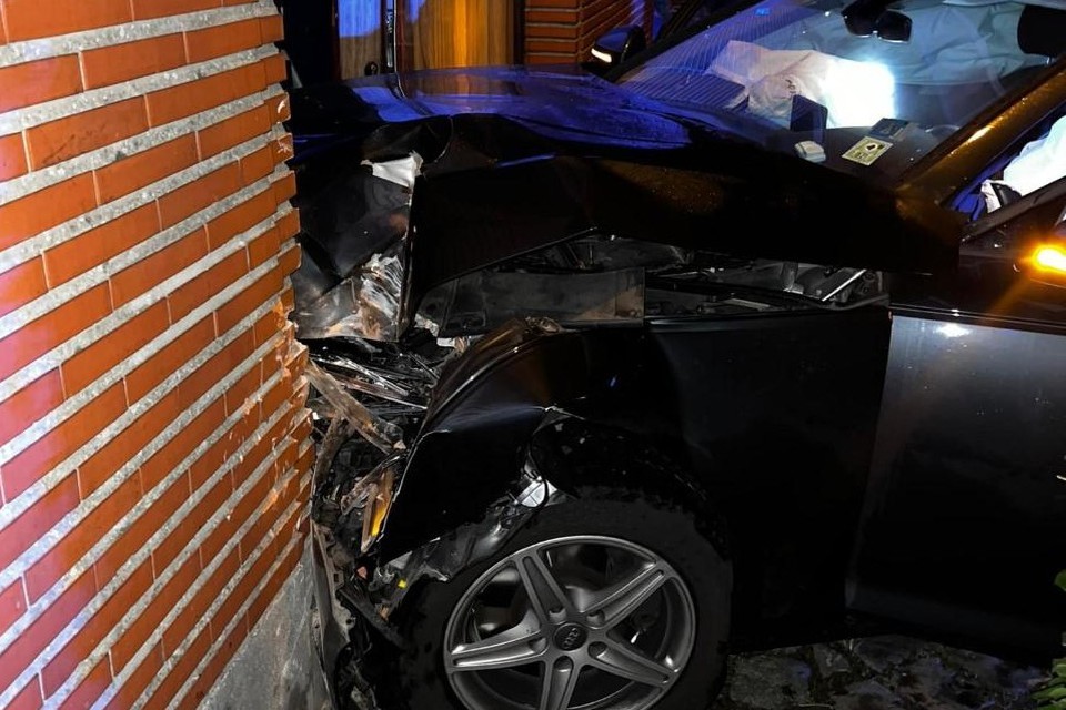 De bestuurder botste tegen een gevel in de Boterstraat en bleek nadien 2 promille alcohol in het bloed te hebben. 