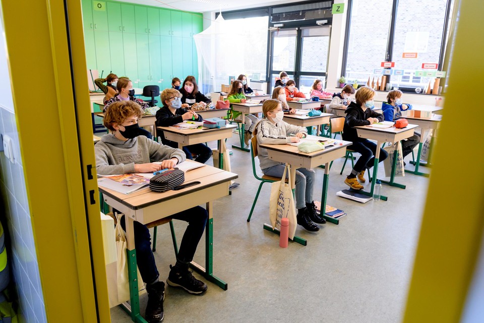 In de meeste scholen wordt het draagvlak voor mondmaskers steeds kleiner, maar toch vindt de christelijke onderwijsvakbond het “bijzonder moeilijk om een algemene versoepeling in te voeren voor verschillende situaties”.