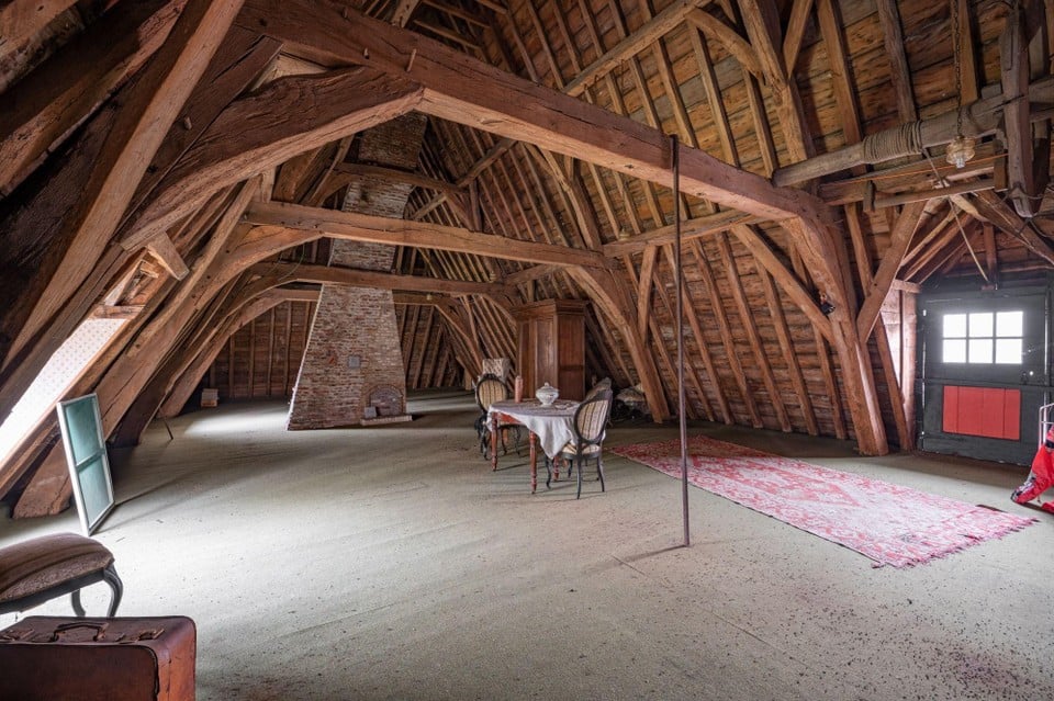 Op de grote zolder is het dakgebinte uit de veertiende eeuw nog zichtbaar. 