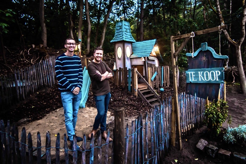 Sinds de coronacrisis bouwen Siemon Ariens (links) en Lars van den Dungen (rechts) feeërieke speelhuisjes voor in de tuin 