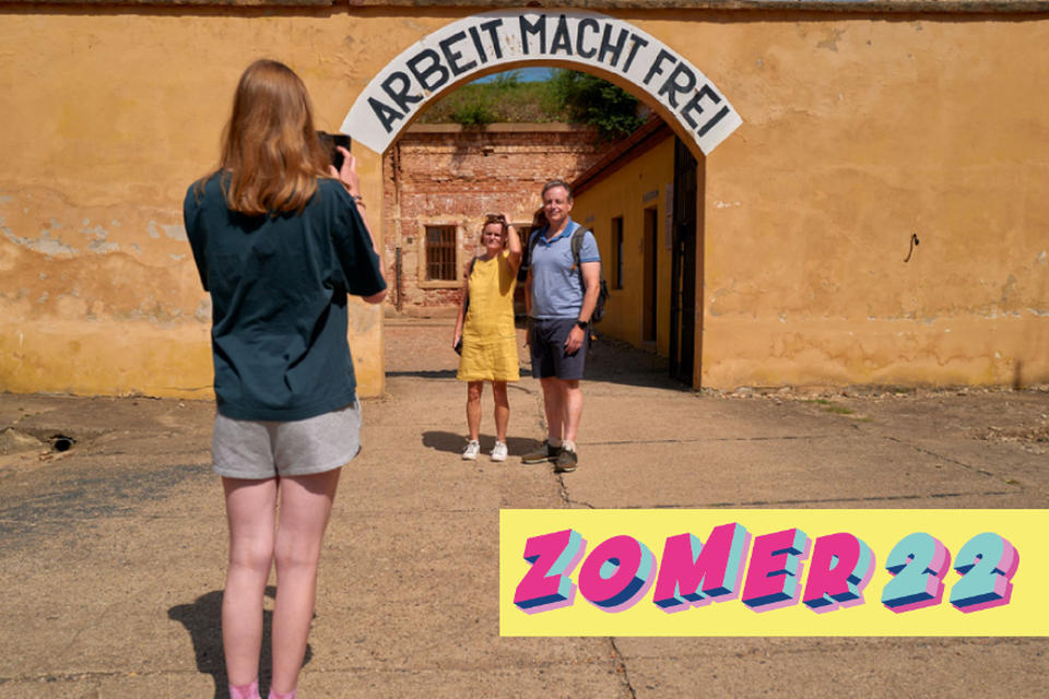 Jongste dochter Liesbet maakt een foto van haar ouders aan de ingang van het voormalige kamp Theresiënstadt. 
