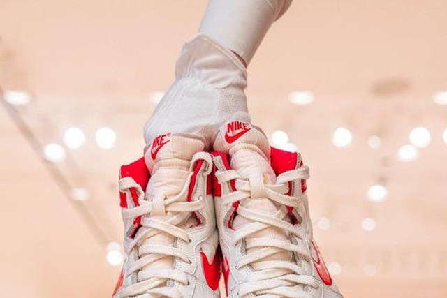 wapen Discrimineren cijfer Goedkoop tweedehands? Basketbalschoenen van Michael Jordan gaan voor bijna  1,5 miljoen dollar onder de hamer | Gazet van Antwerpen Mobile
