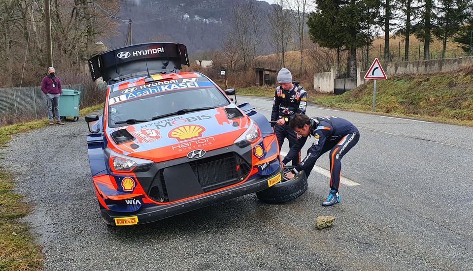 Nieuwe copiloot Martijn Wydaeghe (met muts) en Thierry Neuville voeren een bandenwissel uit.