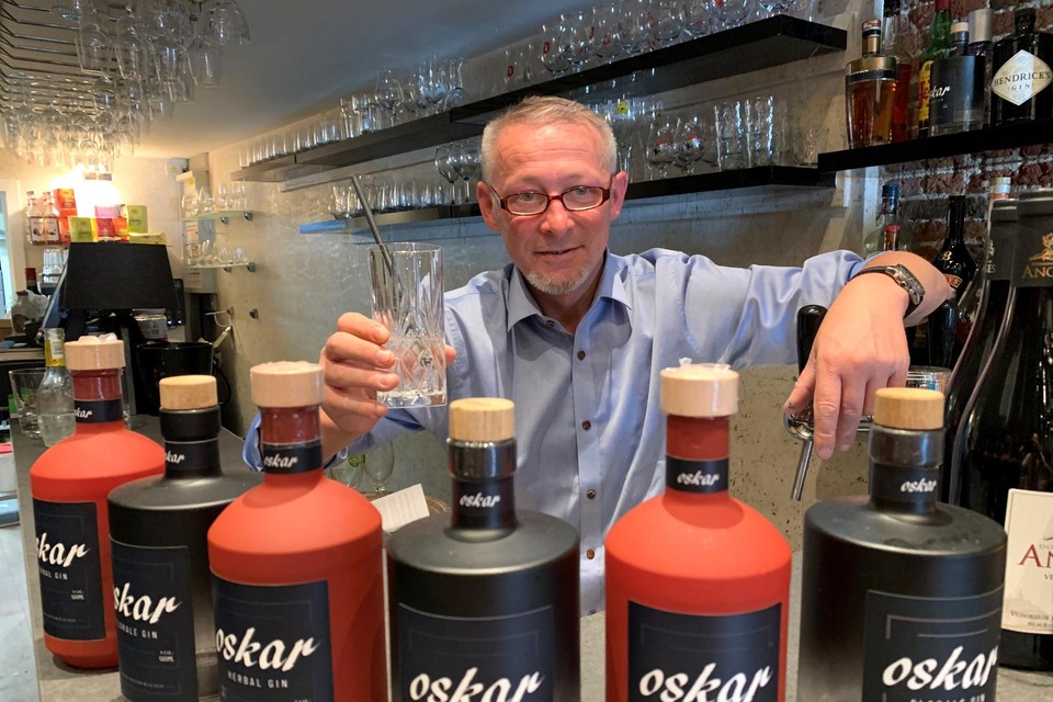 Sven Verpoucke serveert zowel een florale als een kruidige gin.