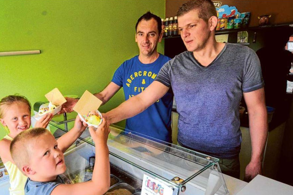 Frank Laermans (links) en zijn vriend Kristof enkele jaren geleden in het ijssalon.