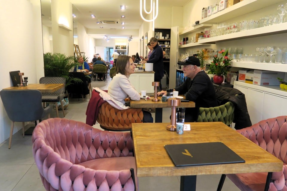 In tien dagen toverden Steffie, Anita en Patrick een voormalige kledingzaak om tot gezellige foodbar.