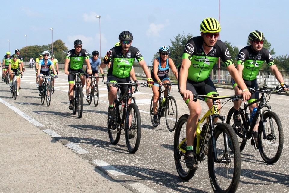 De deelnemende fietsers kunnen kiezen uit vier omlopen van 52 tot 106 kilometer. 