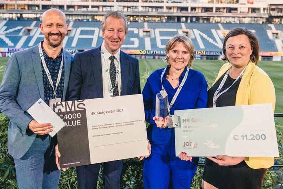 Sabine Schellens (op de foto tweede van rechts) nam als directeur HR & Organisatie bij Aquafin de prijs in ontvangst.