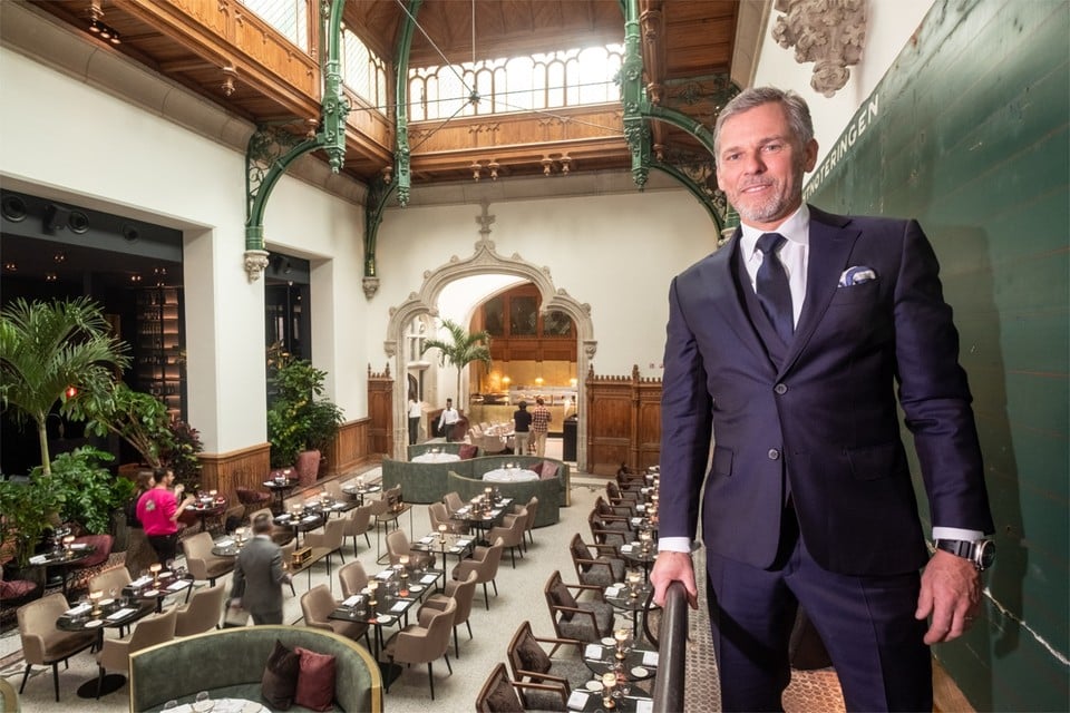 Jan Jacobs staat op het plateau van de scheepsbevrachter dat over het restaurant uitkijkt. 
