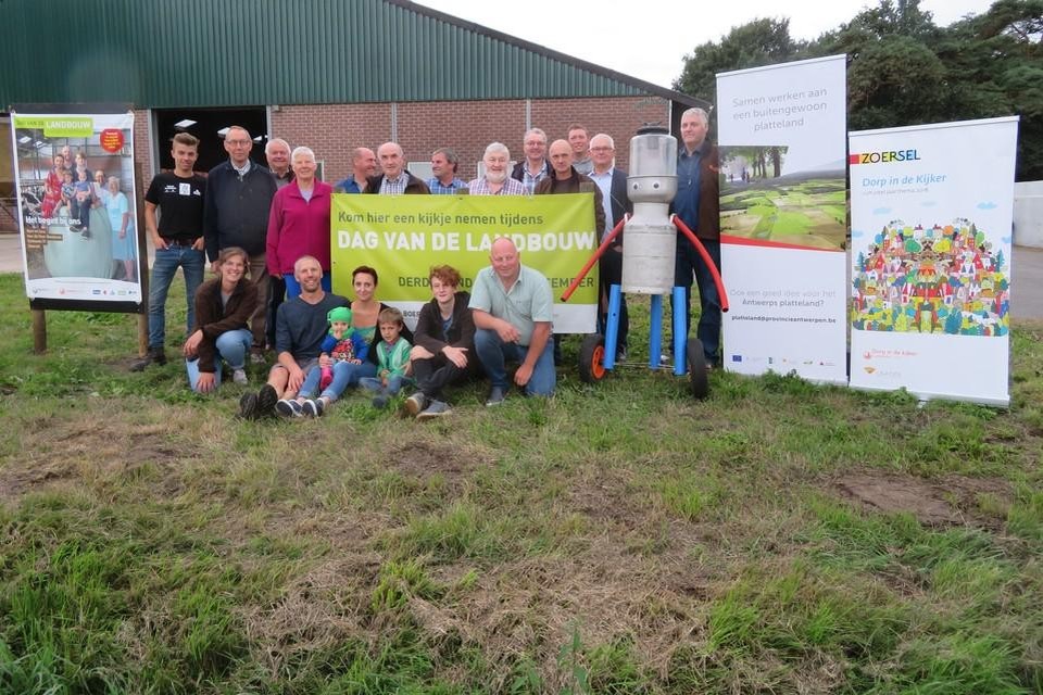 Een aankondiging van de Dag van de Landbouw op Einhoven, hier voor de melkveestal van boer Vervloet, met rechts onder schepen voor Landbouw Luc Kennis. 