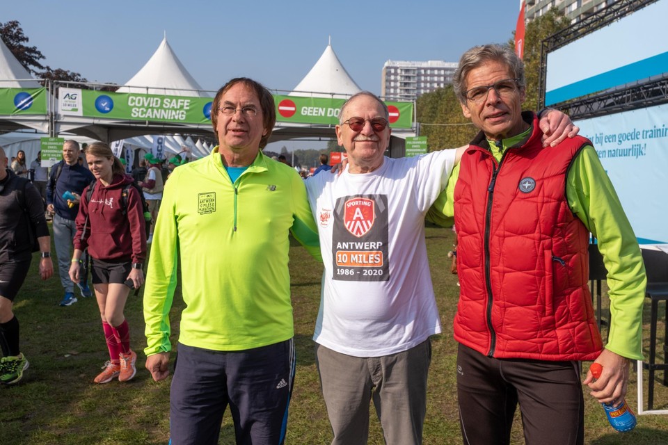 Bruno Hollants (links) en Wim Gysen staan klaar om aan hun 35ste 10 Miles te beginnen. Tussen hen in Eddy Plehiers, met wie ze samen 31 edities afwerkten.