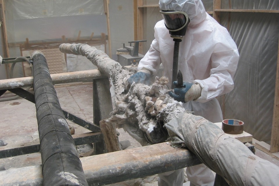Een asbestsaneerder aan het werk. 