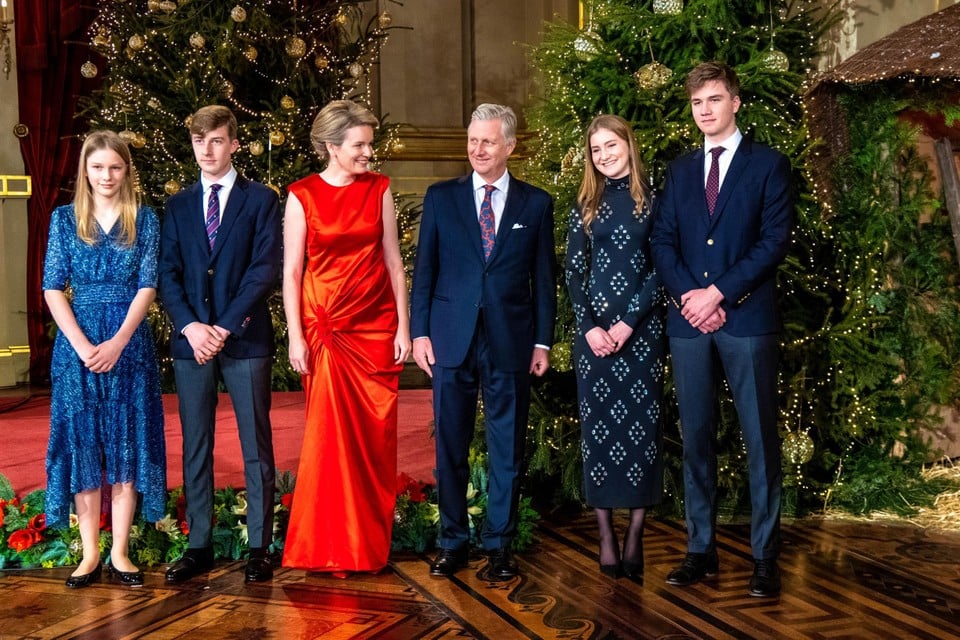Koning Filip en koningin Mathilde met hun kinderen Elisabeth, Gabriel,  Emmanuel en Eleonore bij de kerstboom in het paleis in Brussel.   