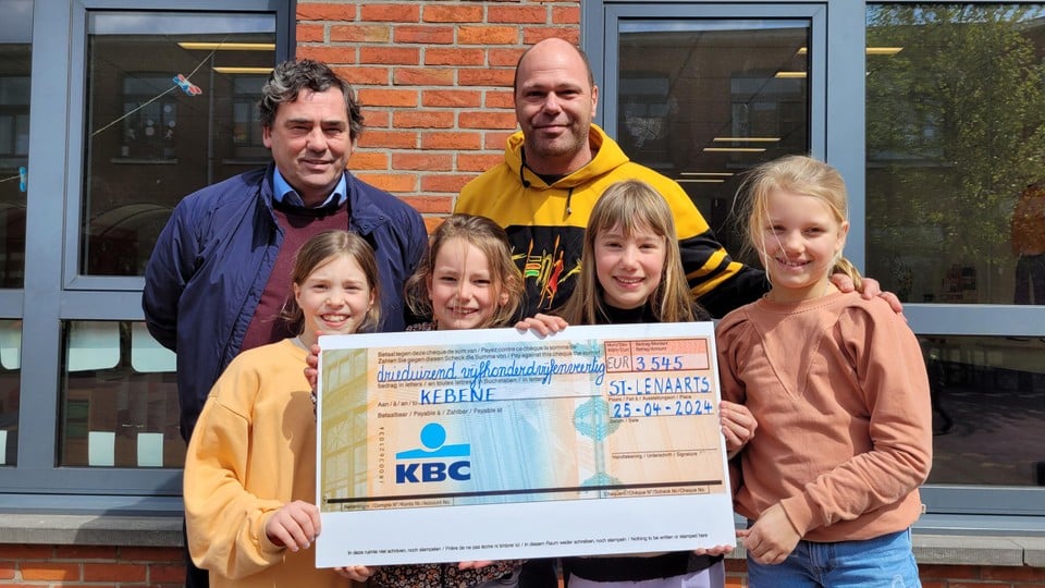 Oprichter Pasci Princen was heel blij met de cheque van de Leonardusschool.