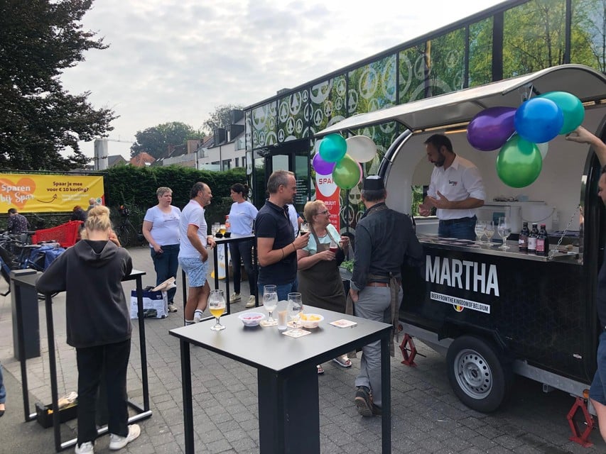 Op de parking van de supermarkt in Lichtaart kregen zaterdag alle klanten een glaasje Martha-bier.