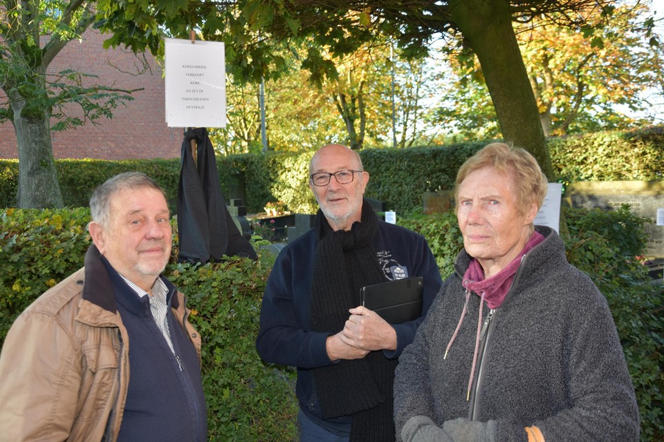 Net als enkele andere parochianen, bleef ook Agnes Fivez buiten staan.