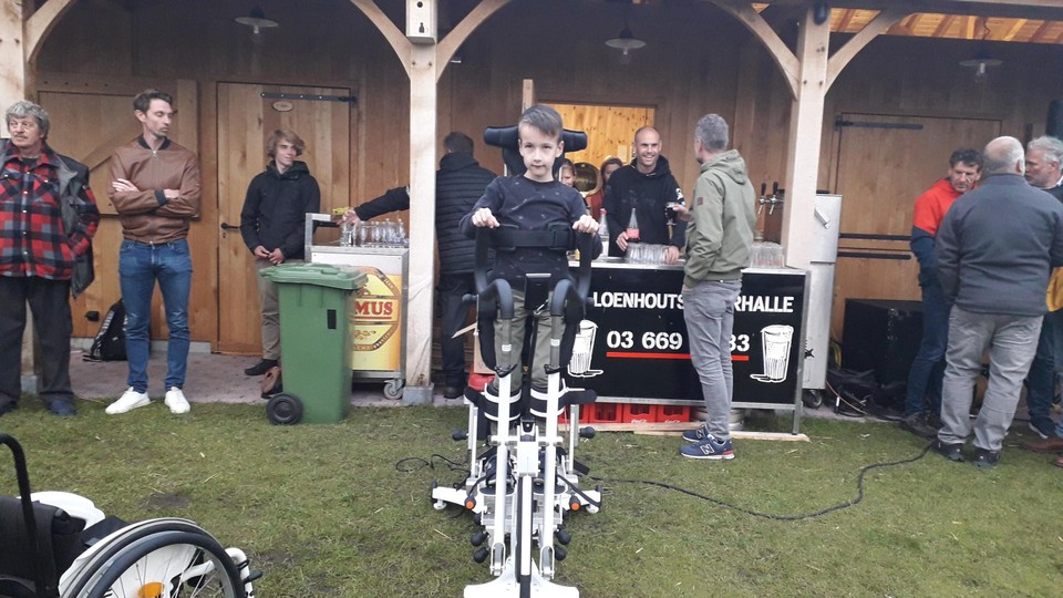 Sete (10) stapt voor de tweede keer met de staprobot in de revalidatieweide.