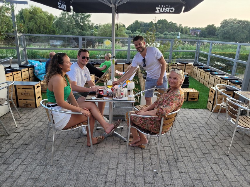 Meteen namen de eerste klanten hun plaatsje in op het ruime terras aan de Rupeldijk.