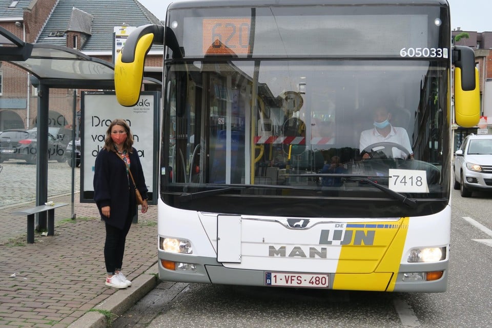 Stepahnie Vanden Eede (Vooruit) bij bus 620.