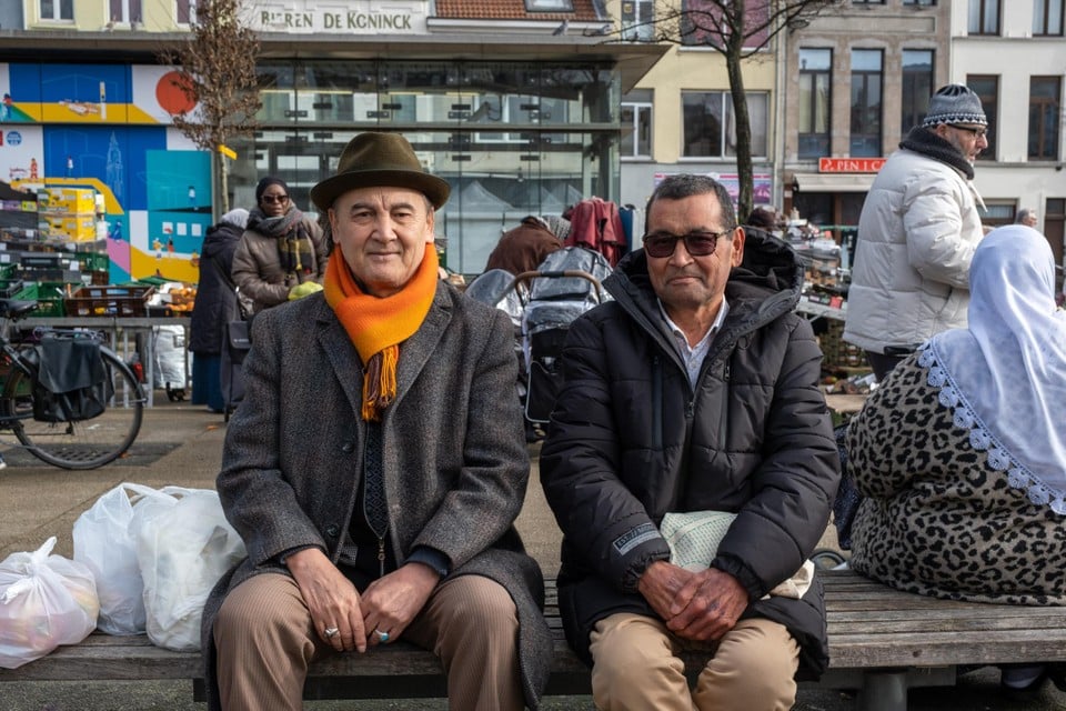 Mohammad Yousoufi (links) en Gholam komen elke woensdag naar de markt op het Sint-Jansplein.