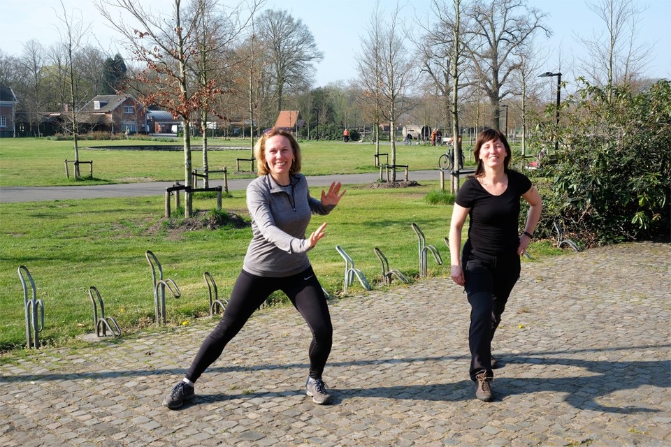 Esther Verlinden en Cindy Gomand in het gemeentepark van Brasschaat 