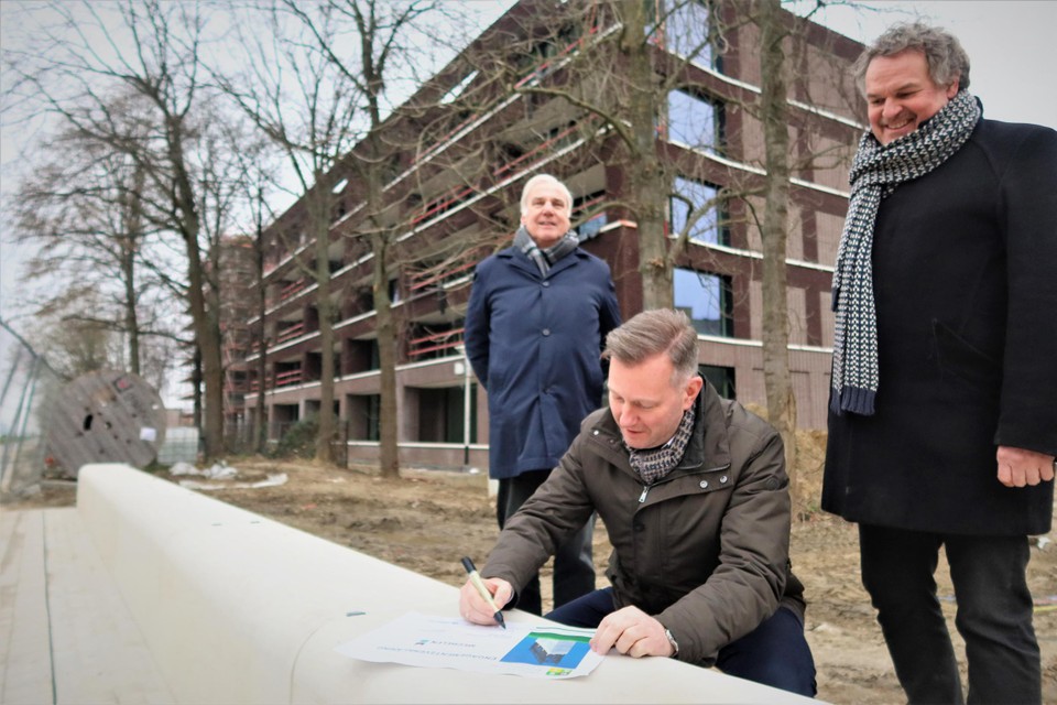 Burgemeester Alexander Vandersmissen en eerste schepen Patrick Princen hebben het Vlaams Betonakkoord namens de stad ondertekend.