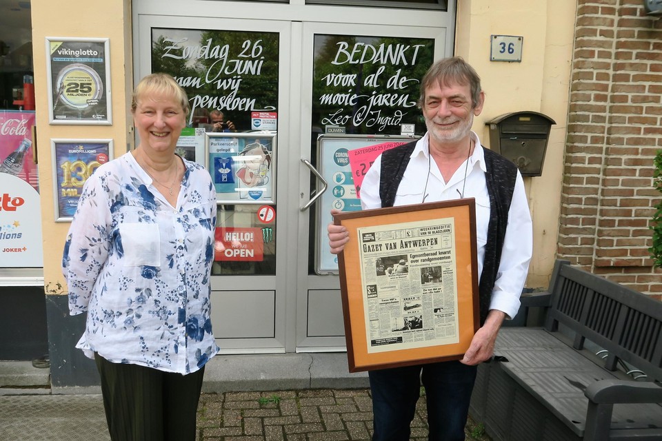 Ingrid en Leo voor hun winkel met de allereerste krant die ze ooit verkocht hebben, op 1 juli 1978. 