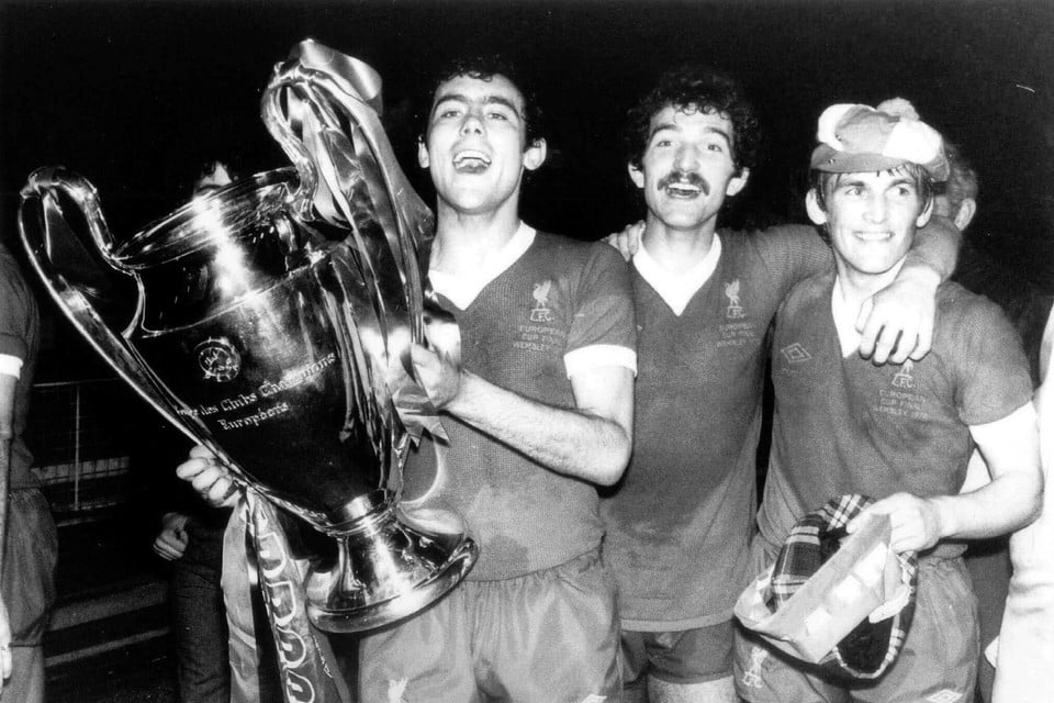 Ray Kennedy (links) viert de gewonnen Europacup I-finale tegen Club Brugge