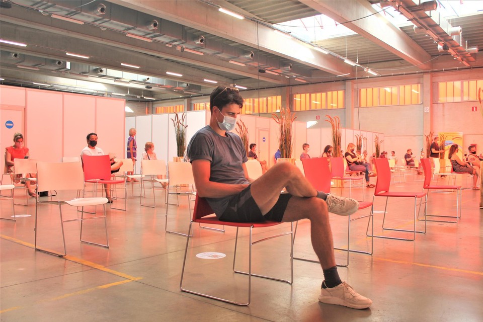 Het vaccinatiecentrum in ‘t Bau-huis wordt kleiner gemaakt, zodat enkel nog maar de grote hal in beslag wordt genomen. Zo komt de foyer weer vrij voor evenementen.