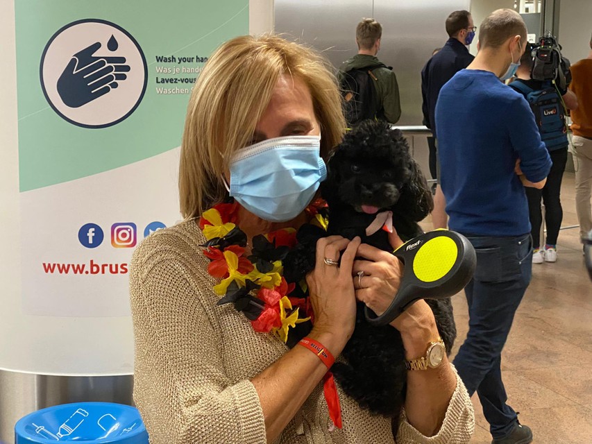 Poedeltje Ella is er ook bij om baasje Nina welkom te heten met mama Marijke.