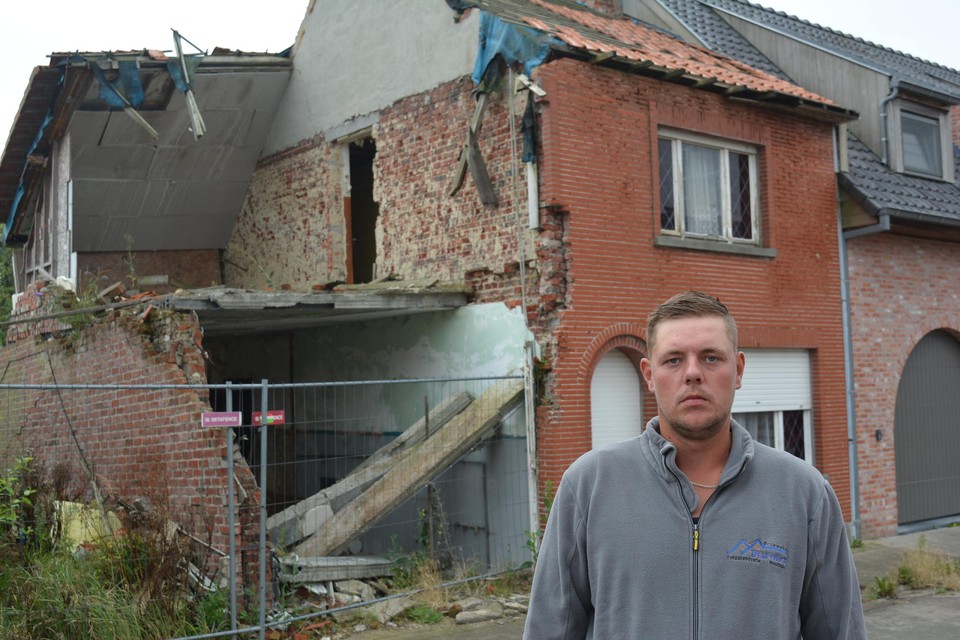 Anthony Delforce voor zijn halve huis. Het moest in oktober 2016 deels gesloopt worden na een fout bij de buren. Intussen mocht hij er geen steen meer verleggen.