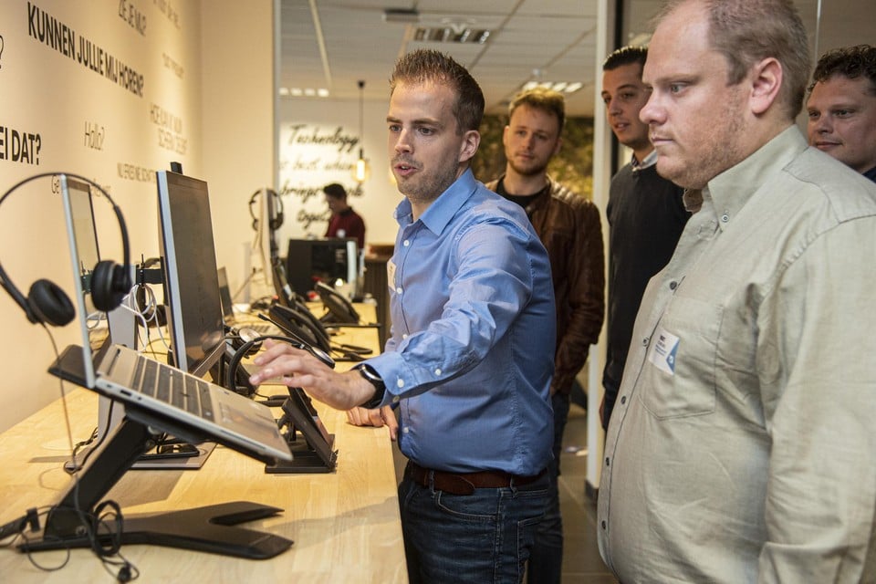 Tom Hufkens demonstreert een opstelling in het digitale belevingscentrum.
